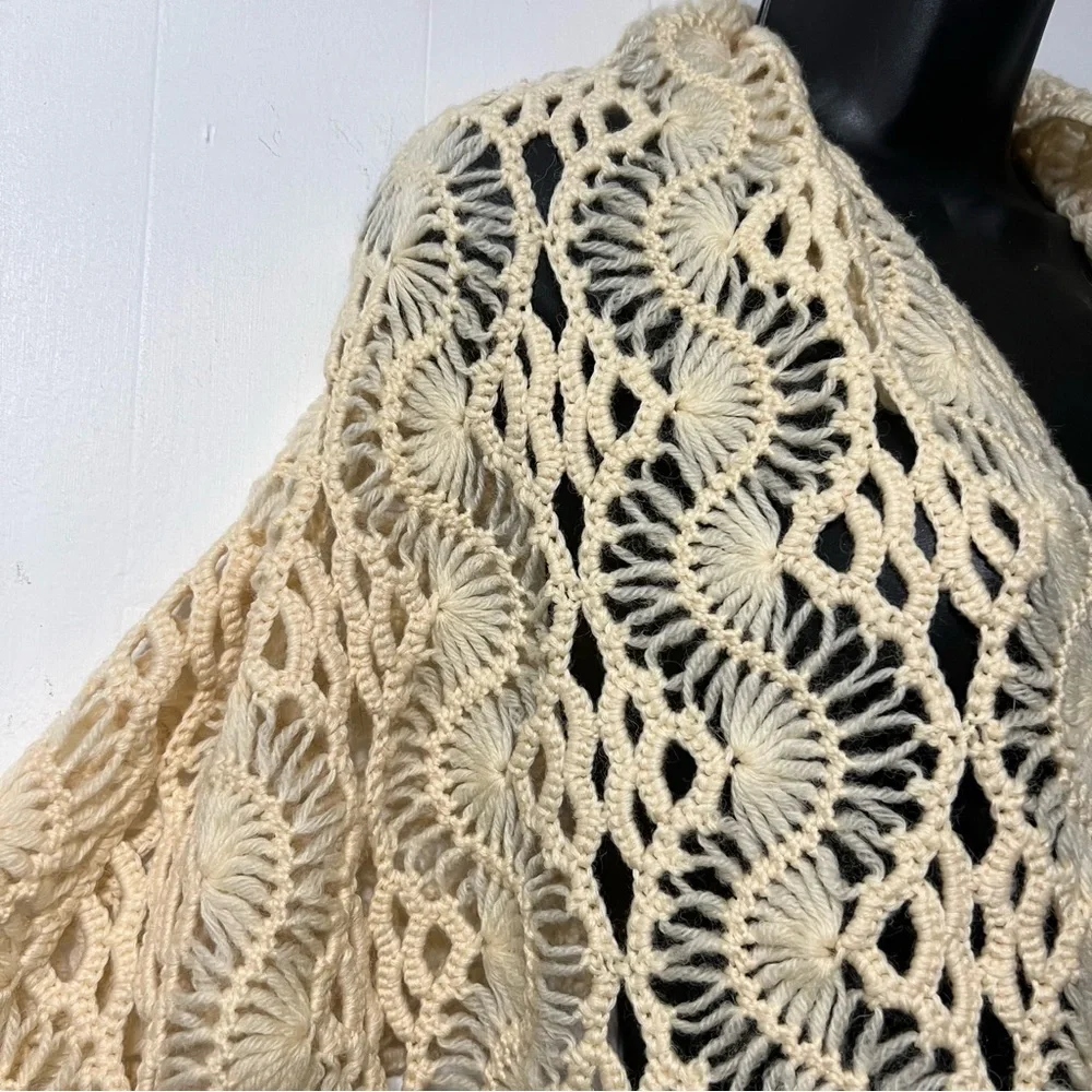 Vintage 80’s Grannnycore Cottagecore Boho Cozy Cream Crochet Knit Blanket Scarf